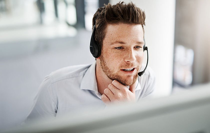 Hotline-Mitarbeiter im Kundengespräch.
