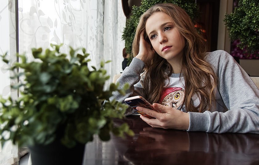 Mädchen mit Smartphone