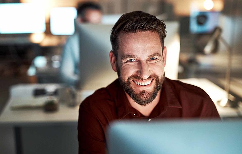 Mann vor einem Computerbildschirm