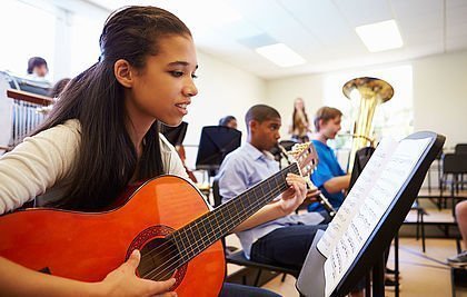 Orchester in der Schule: Teenager beim gemeinsamen Musizieren.