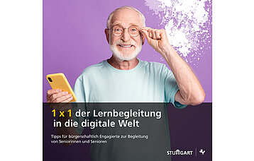 Das Bild zeigt das Cover der neuen Broschüre "1 x 1 der Lernbegleitung in die digitale Welt". Ein älterer Mann schaut lächelnd in die Kamera. In der einen Hand hält er ein Smartphone, mit der anderen Hand greift er nach seiner Brille.