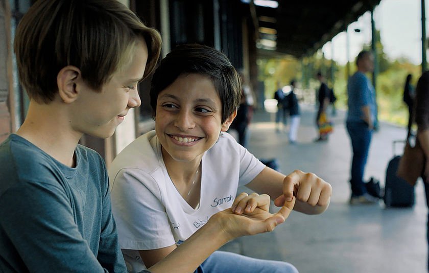 Junge Frau im Gespräch mit einem jungen Mann.