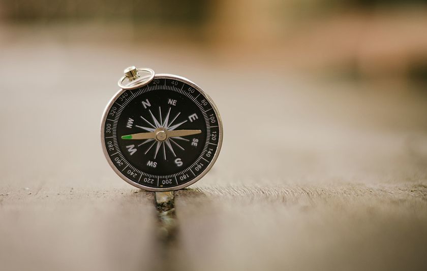 Kompass auf einem Holztisch