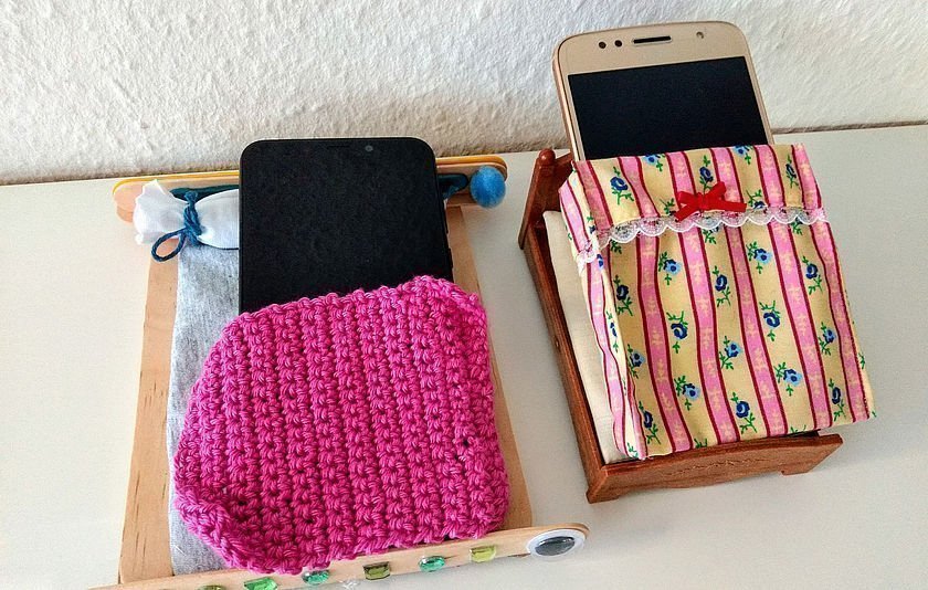 Zwei Handys in selbstgebastelten Betten