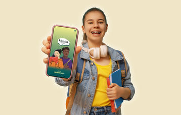 Ein Mädchen in gelbem T-Shirt mit Jeansjacke und hellrosa Kopfhörern um den Hals hält ein Handy in die Kamera, auf dem das Startbild der App RE:think zu sehen ist.