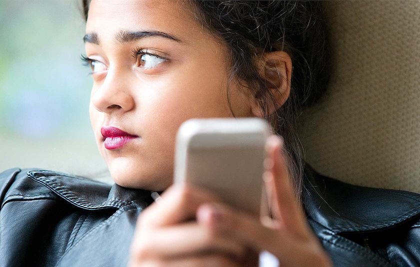 Nachdenkliches Mädchen am Handy Nachdenkliches Mädchen am Handy