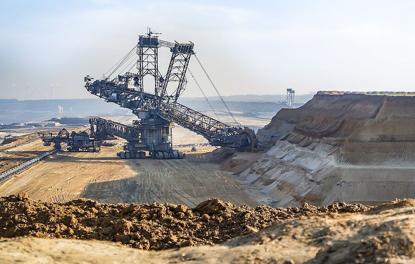 Ein Schaufelradbagger bei der Arbeit in einem Braunkohletagebau.