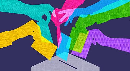 Illustrierte bunte Hände stecken Zettel in eine Wahlurne