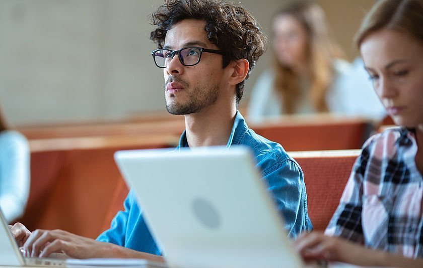 Jugendliche an Laptops im Klassenzimmer
