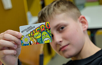 Schüler zeigt Anti-Hate-Club-Ausweis