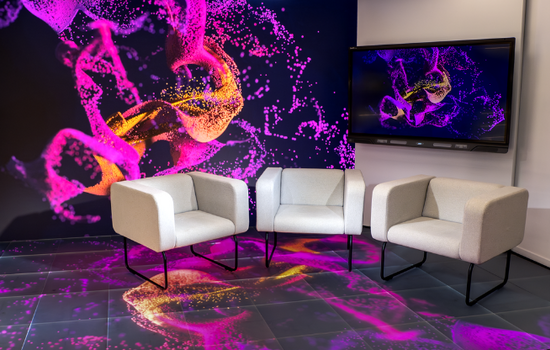 Das LMZ Studio stellt Studiomobilar wie Sessel für Gesprächsrunden bereit und bietet so ein flexibles Setting.