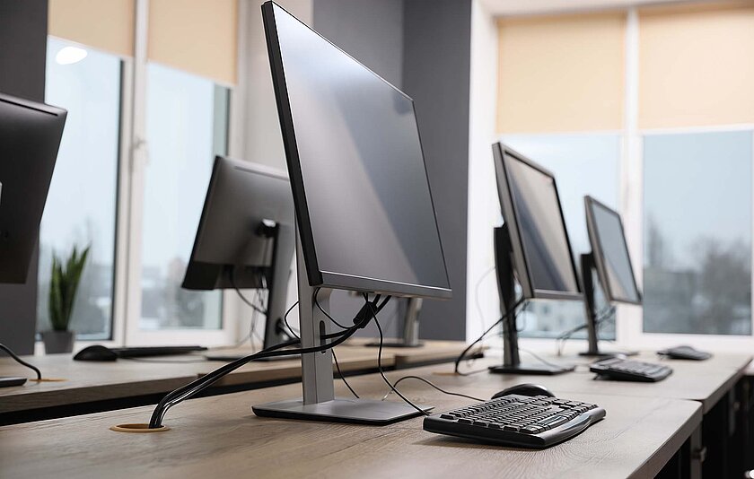 Leeres Klassenzimmer mit Desktop-Arbeitsplätzen