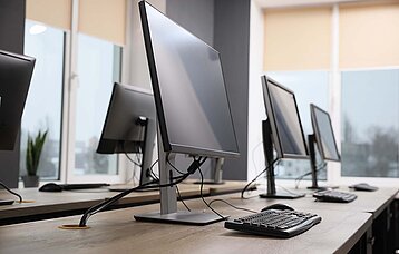 Leeres Klassenzimmer mit Desktop-Arbeitsplätzen