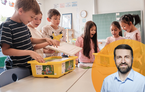 Drei Schüler und drei Schülerinnen stehen vor Robotik-LEGO-Sets und entdecken begeistert das Material. Unten rechts im Bild ist das Porträt von Schulleiter Johannes Bodemer.