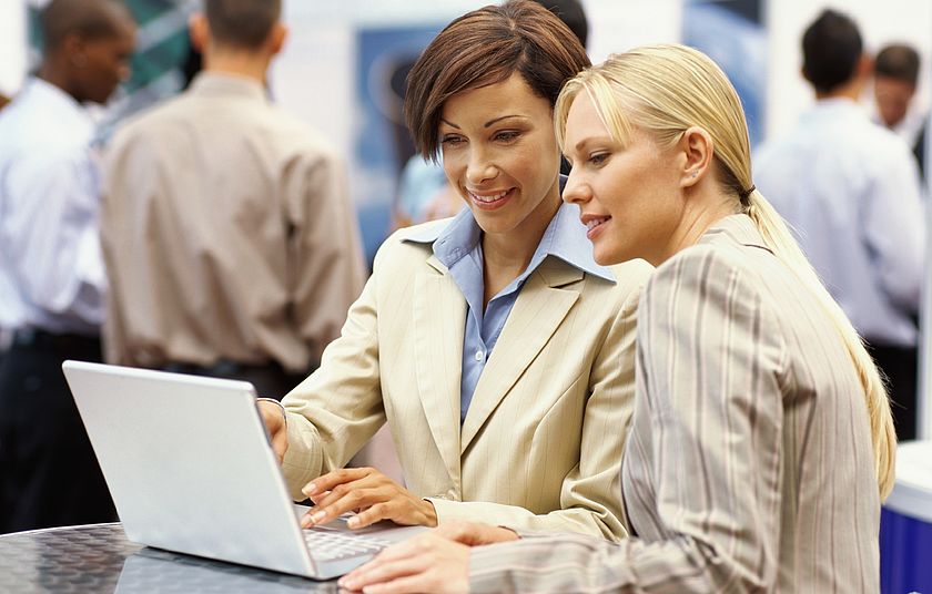 Zwei Frauen bei einer Beratung am Messestand