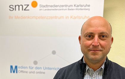 Das Foto zeigt Herrn Jan Hambsch, den Leiter des Stadtmedienzentrums Karlsruhe