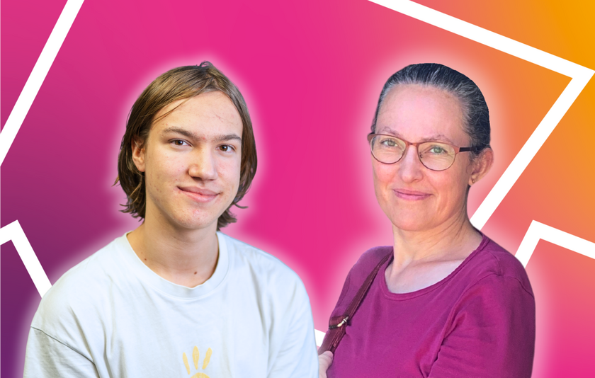 Ein junger Mann mit hellbraunem, kinnlangem Haar in weißem T-Shirt lächelt in die Kamera, neben einer Frau mit zurückgenommen schwarzgrauen Haaren und Brille in beerenfarbenem Longsleeve.  