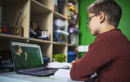 Kleiner Junge vor Laptop im Home Schooling