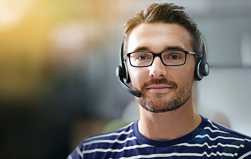 Junger Mann mit Headset Junger Mann mit Headset