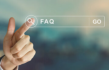 Finger drückt auf eingeblendete FAQ-Zeile