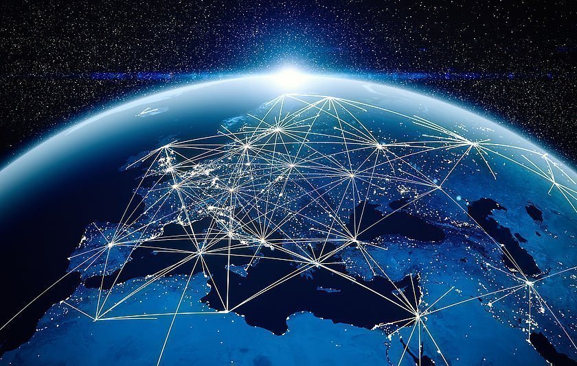 Vom Weltall fotografierter Erdball mit eingeblendetem Kommunikationsnetz