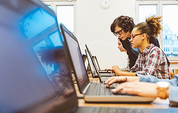 Schülerin und Lehrerin am Computer