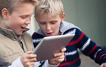 Kinder mit Tablet