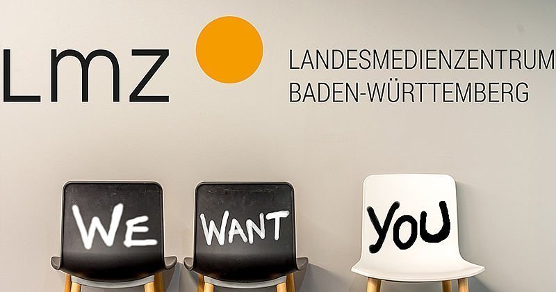 Drei Stühle mit der Aufschrift We want you und das LMZ-Logo