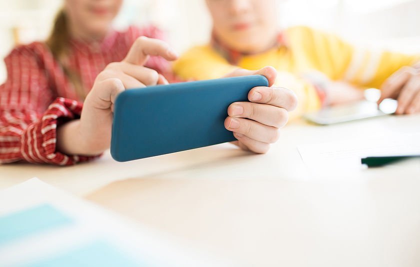Schüler mit Smartphone Schüler mit Smartphone