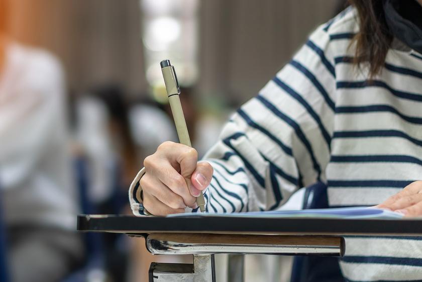 Schülerin in Prüfungssituation