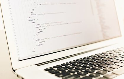 Programmiersprache auf dem Bildschirm eines Laptops