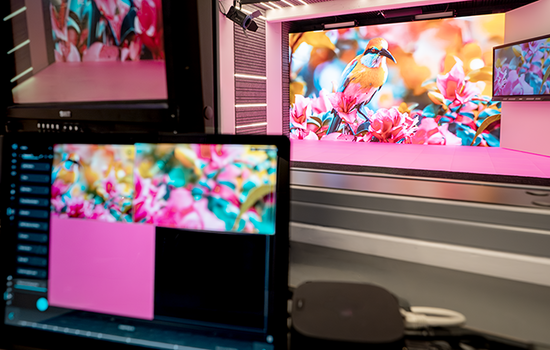 Einblick in die Technik der Regiekabine im LMZ Studio