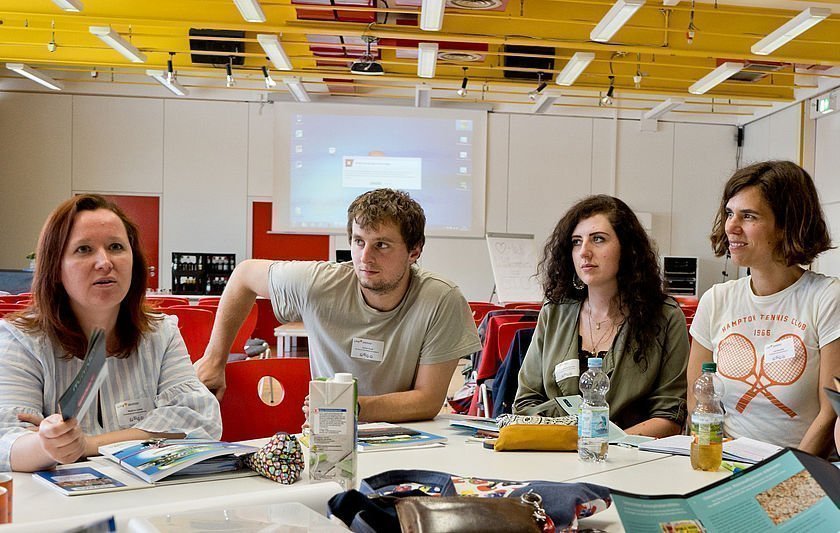 Gruppe Jugendlicher sitzt an einem Tisch Gruppe Jugendlicher sitzt an einem Tisch