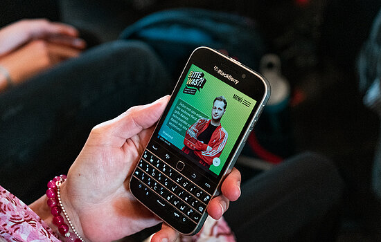 Hand hält ein Smartphone bei der Auftaktveranstaltung zu #RespektBW Hand hält ein Smartphone bei der Auftaktveranstaltung zu #RespektBW