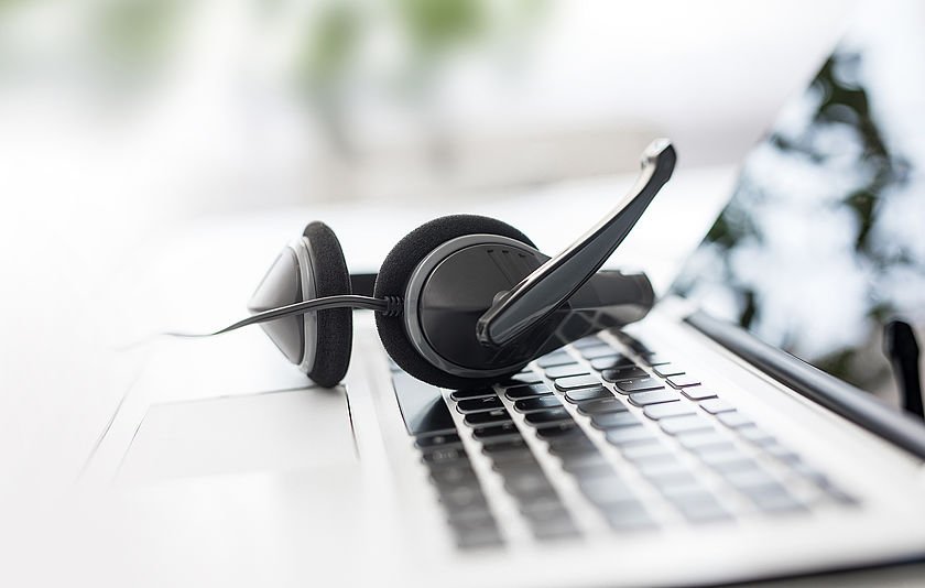 Headphone liegt auf einer Laptop-Tastatur