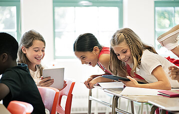 Grundschülerinnen mit Tablets