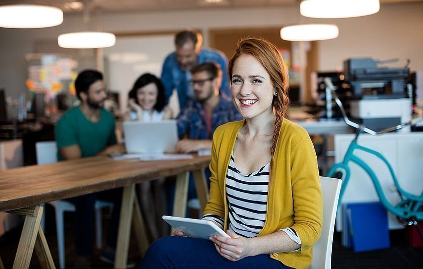 Junge Frau mit Tablet
