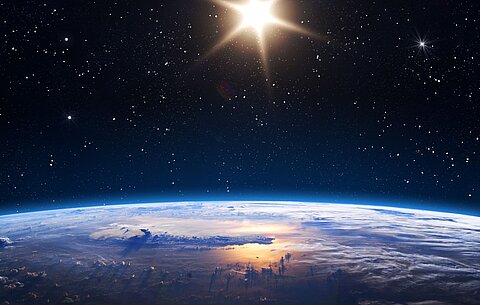 Weltraum mit Sonne und Erde