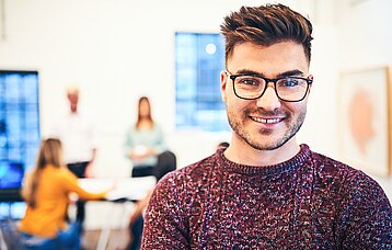 Lächelnder junger Mann