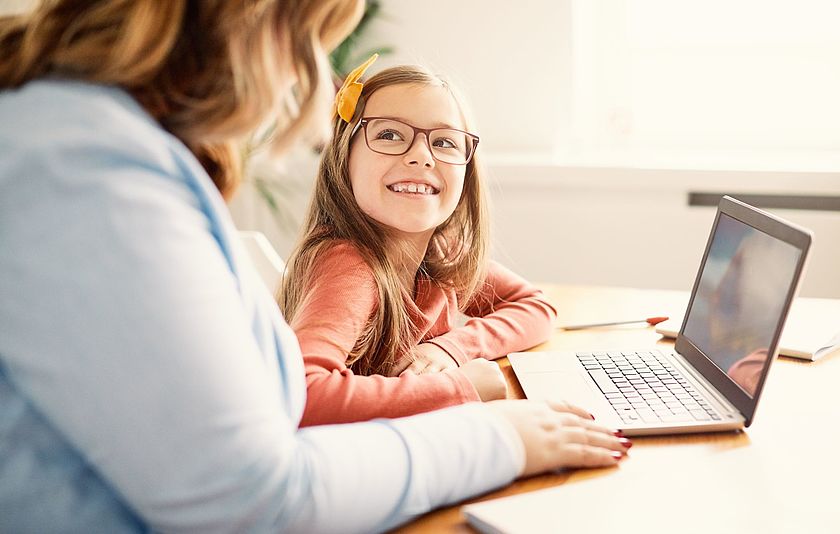 Mutter und Tochter gemeinsam vor einem Laptop