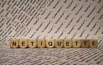Wort Netiquette auf Holzwürfeln