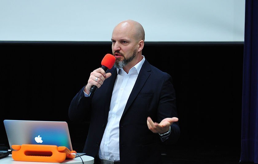 Fabian Karg bei einer Veranstaltung der Kampagne Bitte was in Karlsruhe