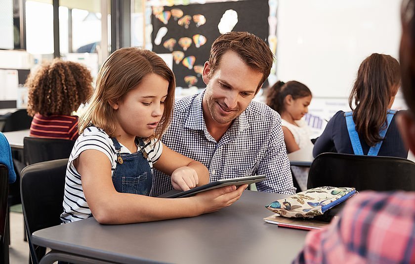 Lehrer mit Schülerin und Tablet