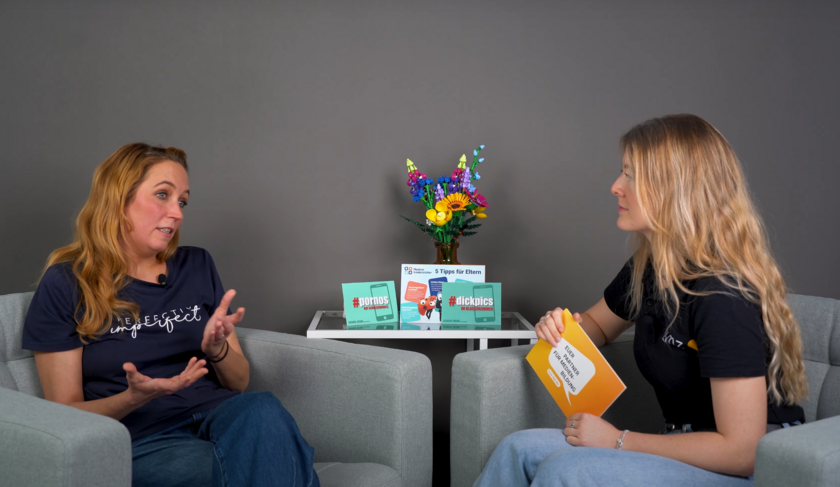 Saskia Nakari und Moderatorin Romy Göhner sitzen sich auf zwei grauen Sesseln gegenüber und diskutieren.