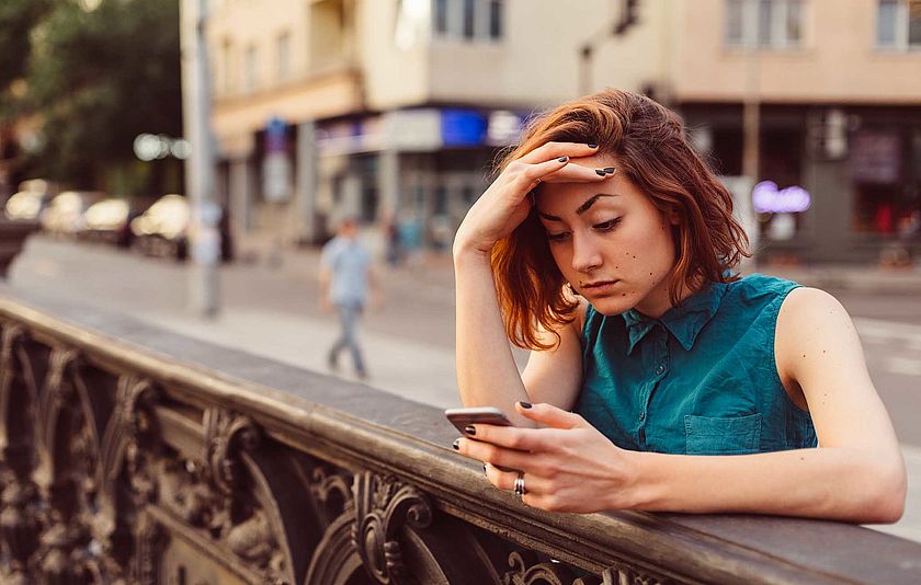 Nachdenkliches Mädchen über Handy Nachdenkliches Mädchen über Handy