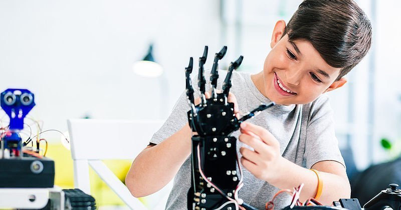 Junge baut eine Roboterhand