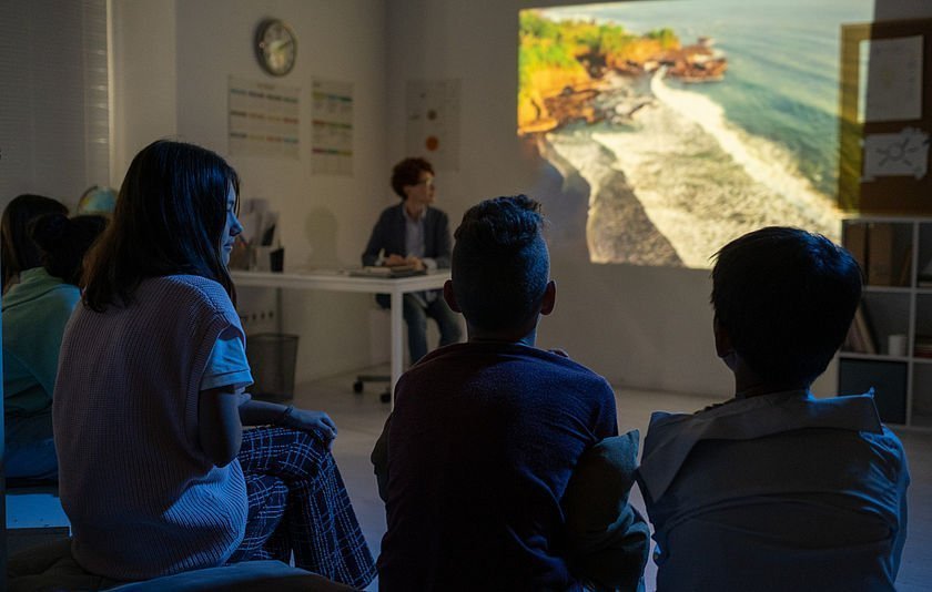Schüler sehen einen Film im Unterricht