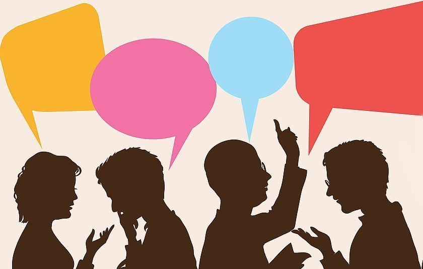 Silhouetten mit bunten Sprechblasen