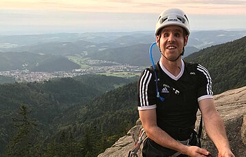 Blinder Lehrer Sebastian Müller beim Klettern am Kandelfelsen