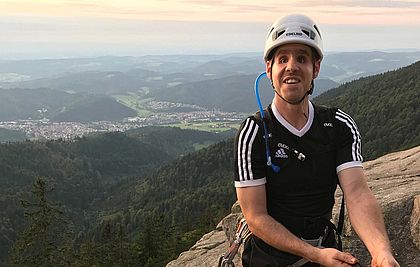 Blinder Lehrer Sebastian Müller beim Klettern am Kandelfelsen